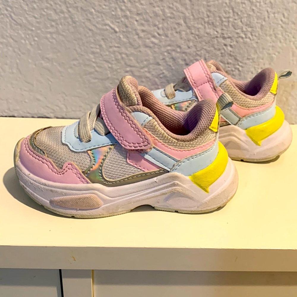 H&M brand girls toddler sneaker size 2.5-3.5 (runs closer to size 2.5)